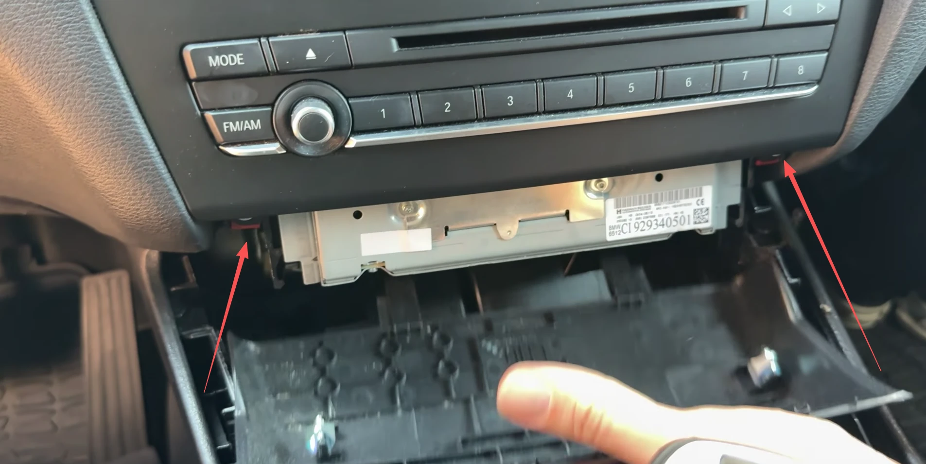 Untere Abdeckung des Klimabedienteils im BMW X3 F25 entfernen