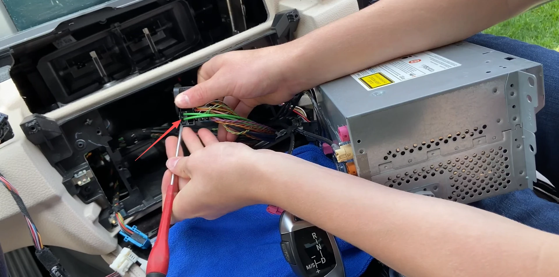 Grünen MOST-Lichtleiter im BMW X3 F25 in den CarPlay-Quadlock-Stecker umsetzen