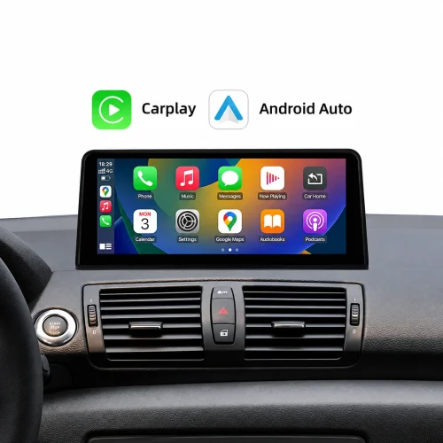 Nachgerüstetes Linux-CarPlay-Display im Armaturenbrett eines BMW 1er mit Apple CarPlay und Android Auto