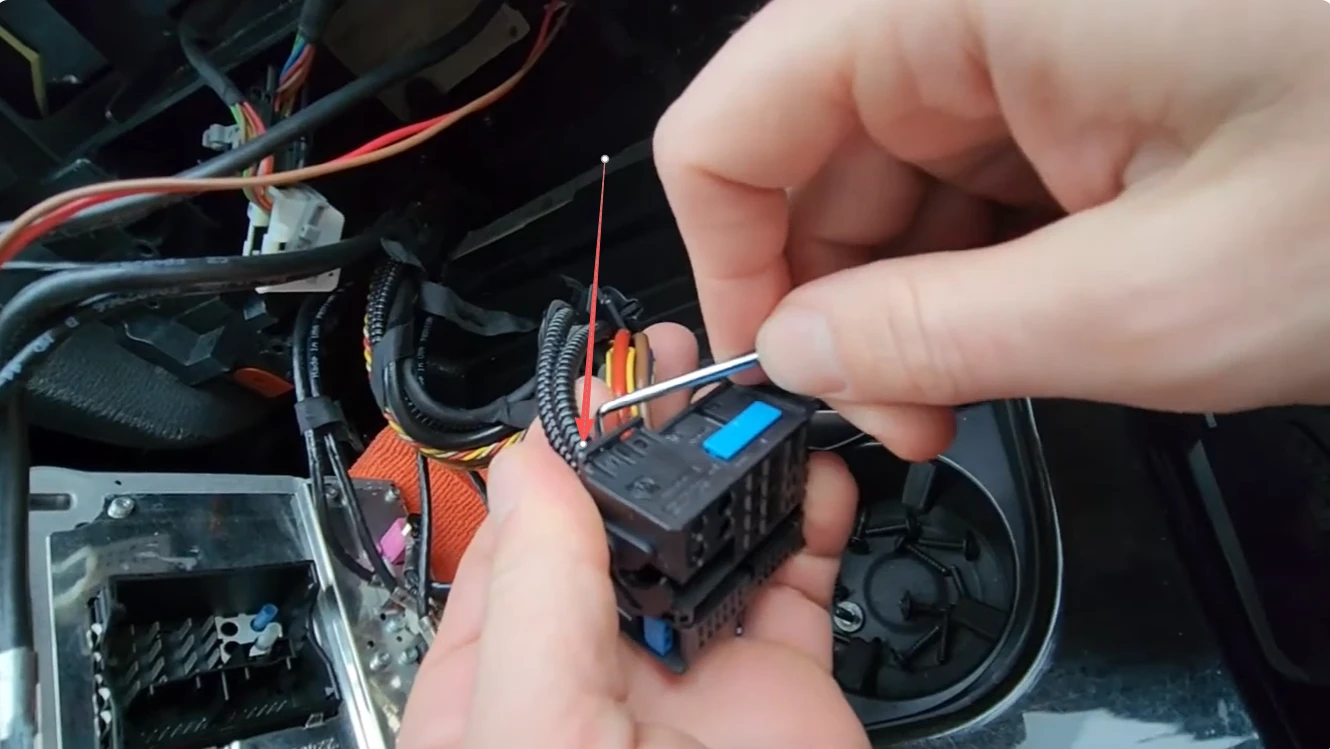 MOST-Lichtwellenleiter im originalen BMW-Quadlock-Stecker