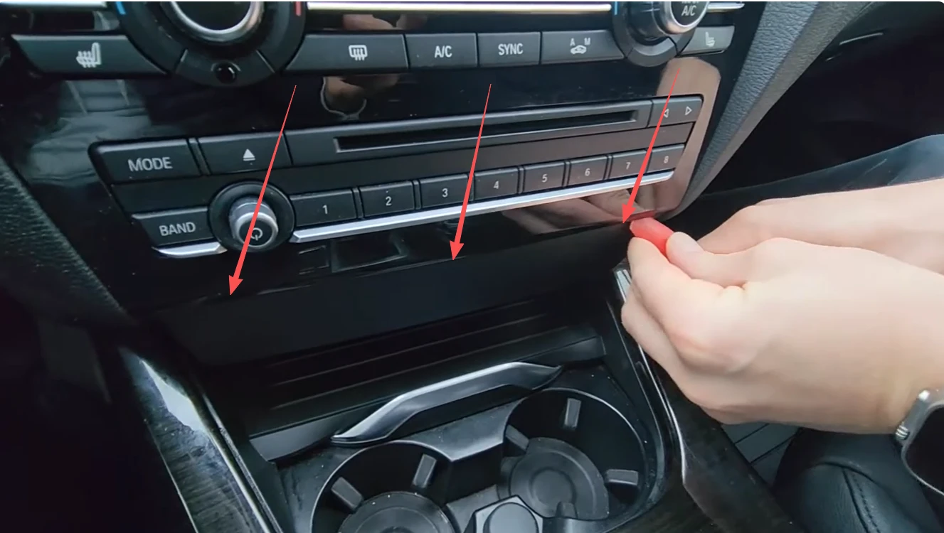 Untere Abdeckung des Klimabedienteils im BMW X3 F25 vorsichtig lösen
