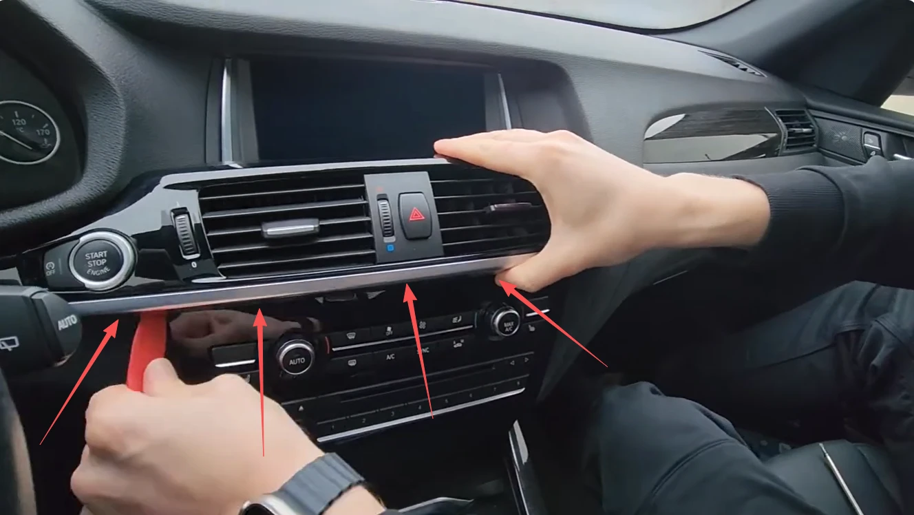 Mittlere Lüftungsdüsen im BMW X3 F25 mit einem Kunststoff-Montagehebel lösen