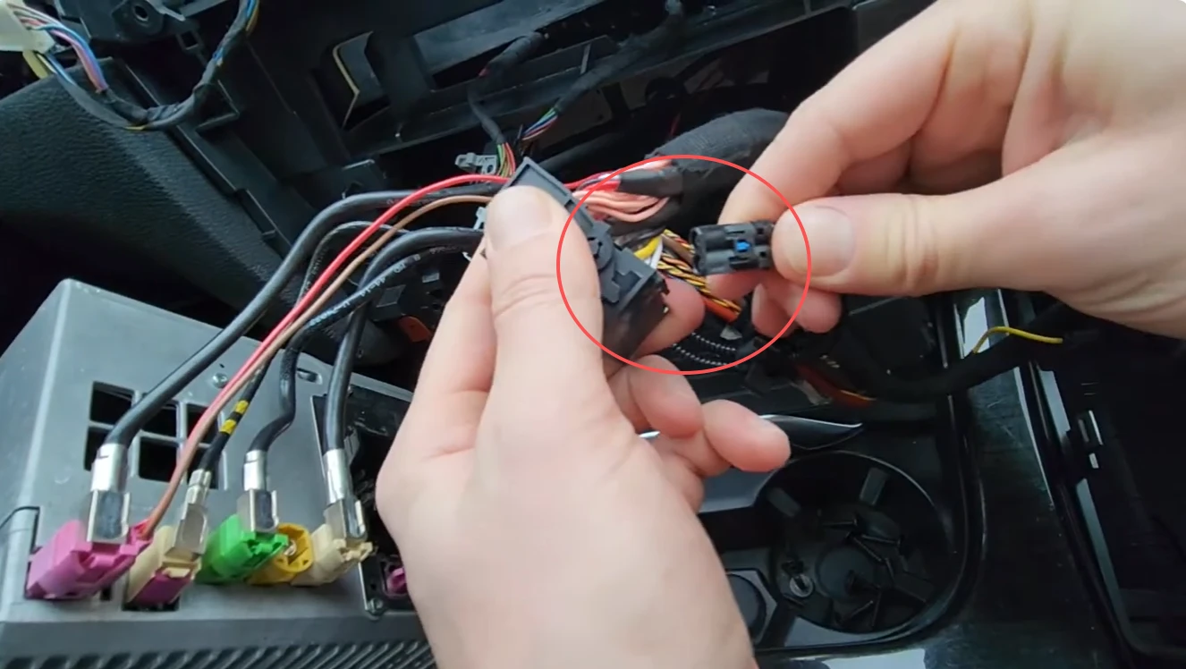 CarPlay-Stromkabelbaum mit BMW-Quadlock-Stecker und MOST-Lichtwellenleiter verbinden