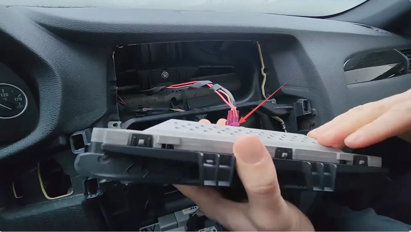 Pinkfarbenen LVDS-Stecker auf der Rückseite des originalen BMW-Displays abziehen
