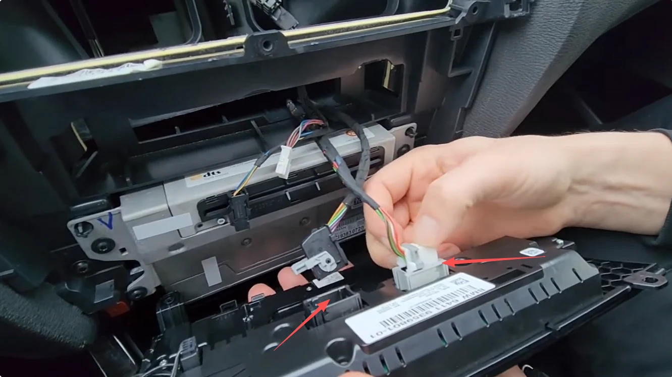 Zwei elektrische Steckverbindungen auf der Rückseite des BMW-Klimabedienteils