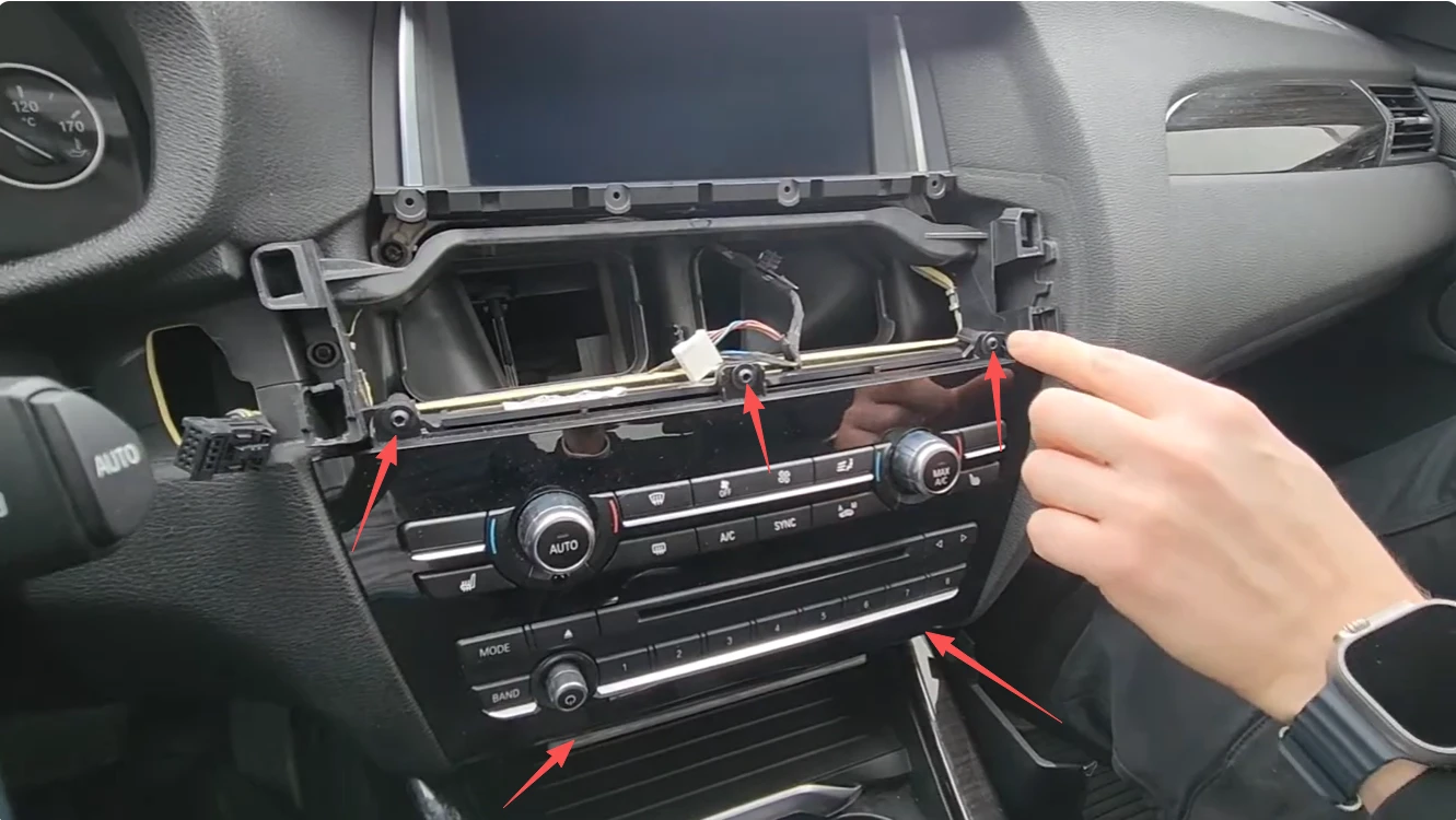 Fünf Torx-T20-Befestigungsschrauben am Klimabedienteil des BMW X3 F25