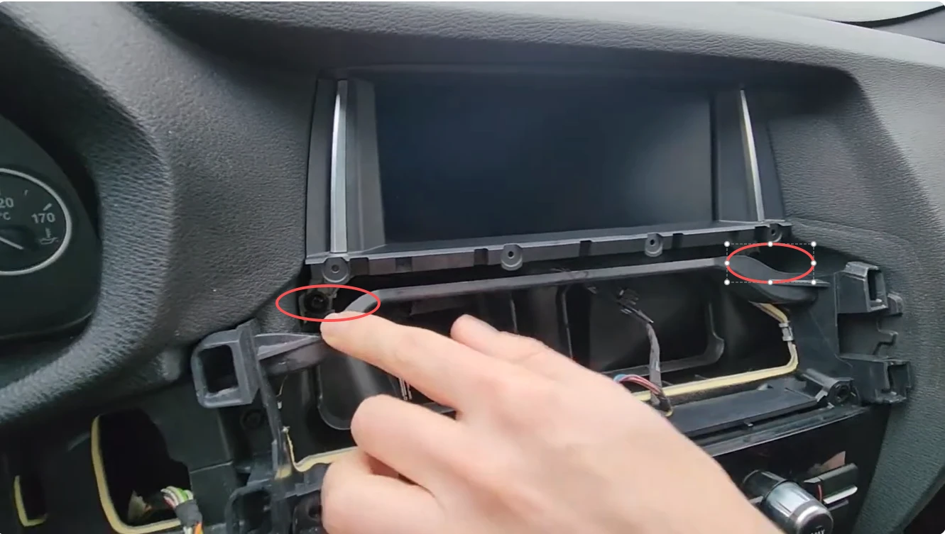 Zwei Torx-T20-Befestigungsschrauben unterhalb des originalen BMW-NBT-Displays