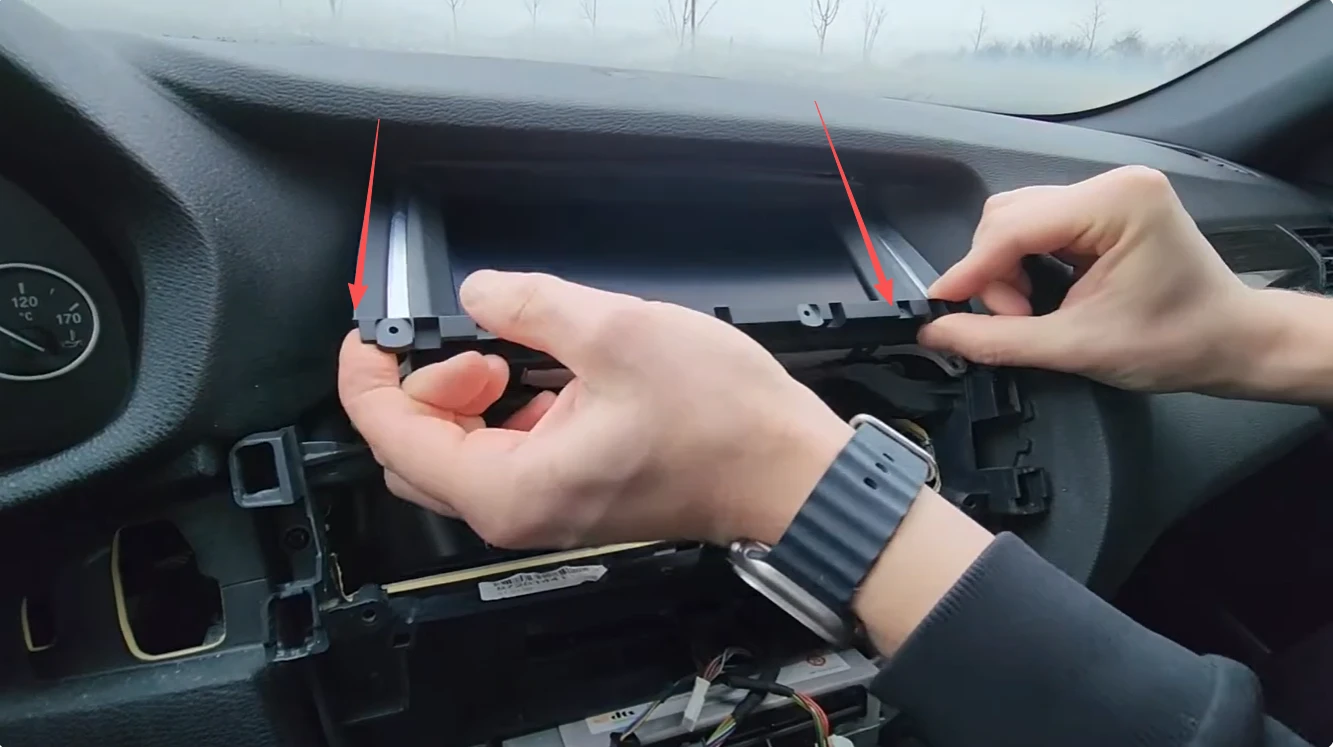 Zwei Torx-T20-Befestigungsschrauben unterhalb des originalen BMW-NBT-Displays