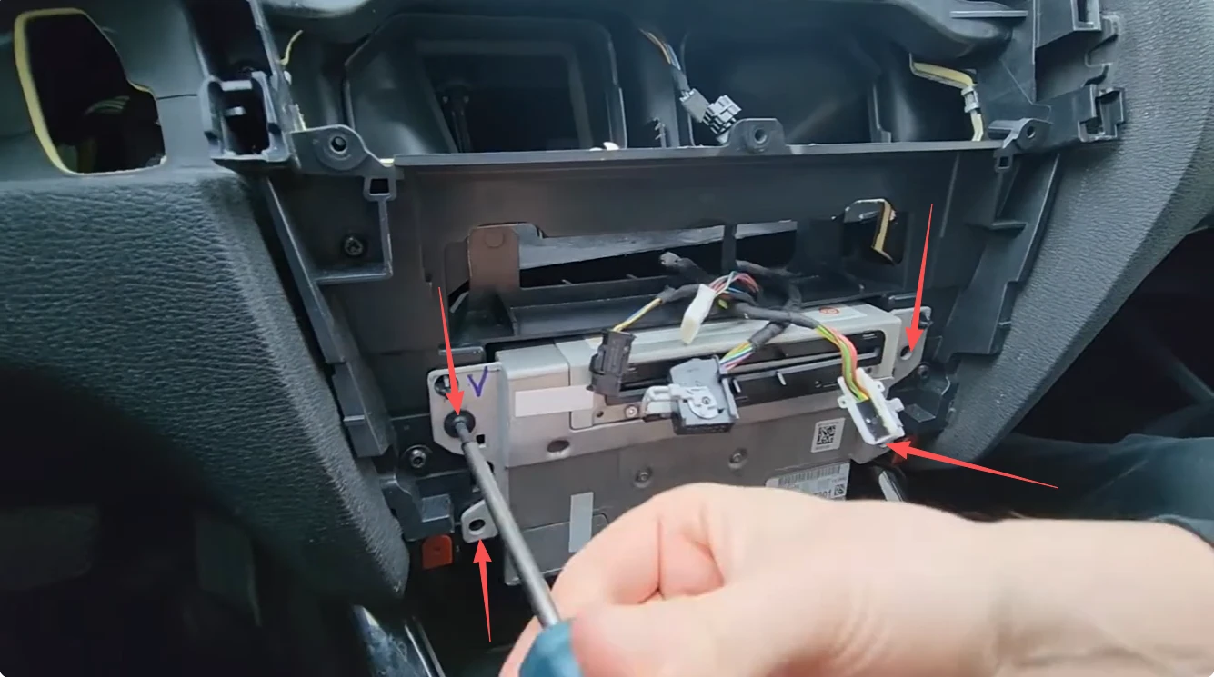Vier Torx-T20-Schrauben zur Befestigung der BMW-NBT-Headunit