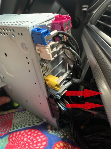 Rückseite der Audi A6/A7 MMI-Einheit mit Quadlock- und grauem Video-Stecker, die für den Anschluss des CarPlay-Moduls getrennt werden