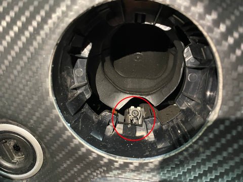Sie können die T20-Schrauben sehen, mit denen das Radio an den linken und rechten Lüftungsschlitzen befestigt ist.