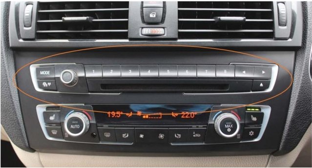 EINZELNES CD/DVD-LAUFWERK AUF DER HEAD UNIT