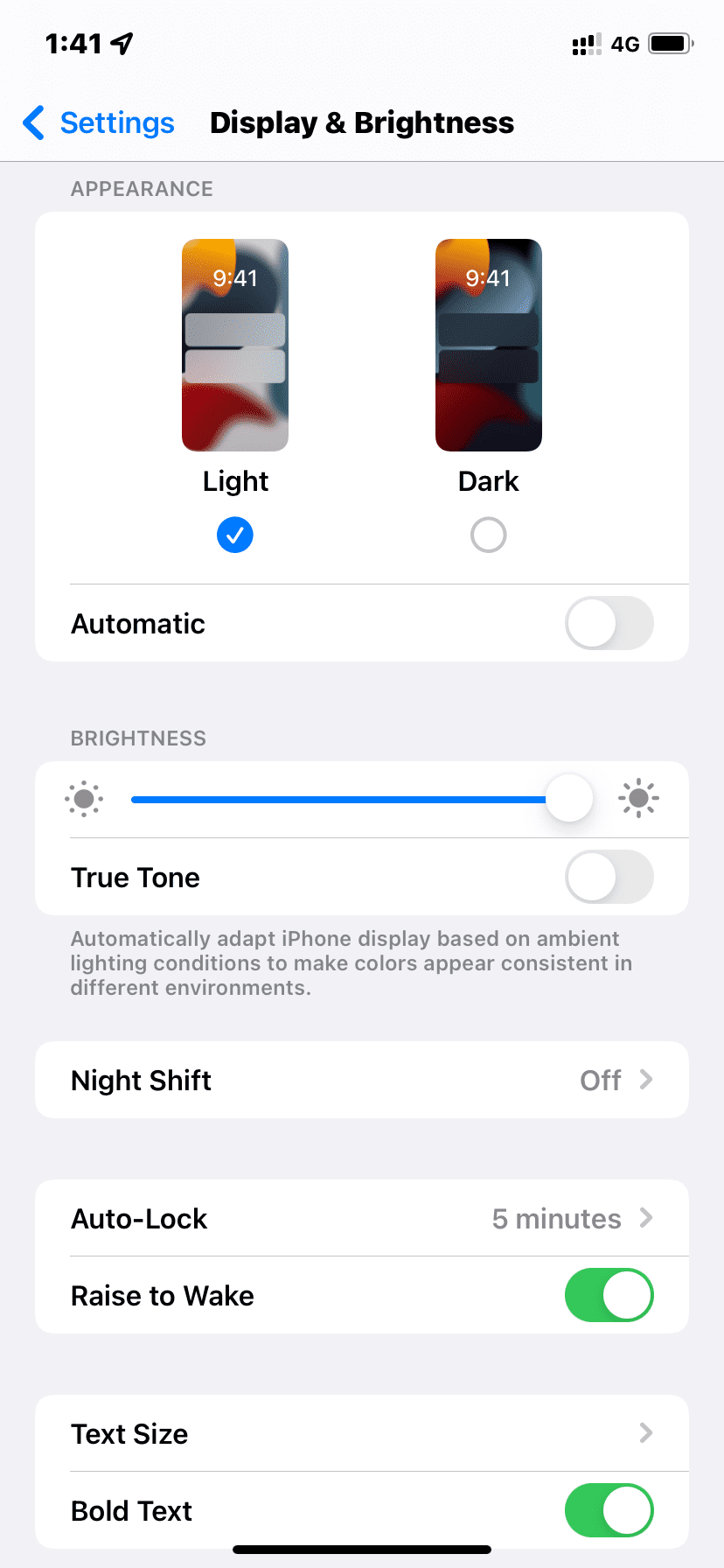 Gehen Sie auf Ihrem iPhone zu Einstellungen > Anzeige & Helligkeit > Darstellung und wählen Sie Automatisch