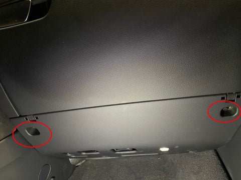 Schrauben Sie die beiden Befestigungsschrauben unten am Handschuhfach heraus.