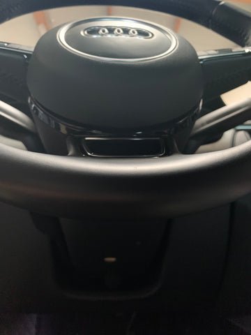 Externes Mikrofon für CarPlay im Audi A6/A7 wird unter dem Lenkrad montiert, um Sprachsteuerung zu verbessern