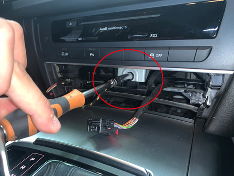 Audi A6 MMI-Trägerplatte wird entfernt