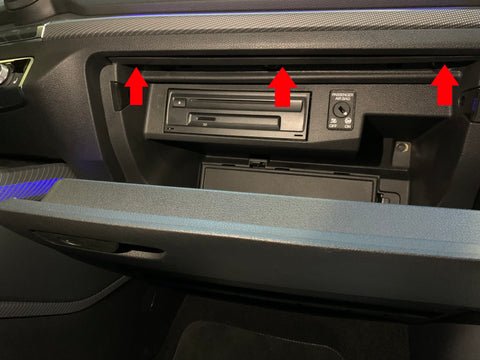 Obere Befestigungsschrauben am Handschuhfach