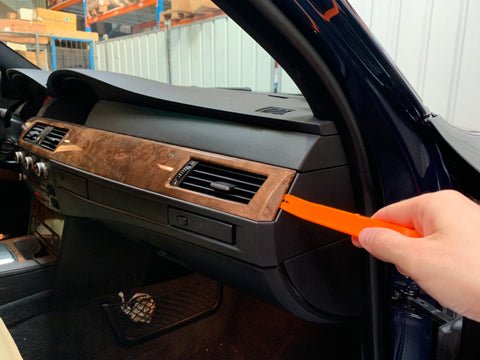 BMW 5er CIC Ausbau – linke Lüftungsdüse entfernen