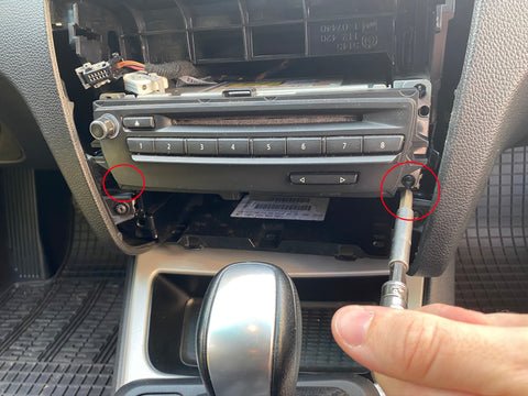 BMW 1er CIC Radio Schrauben lösen