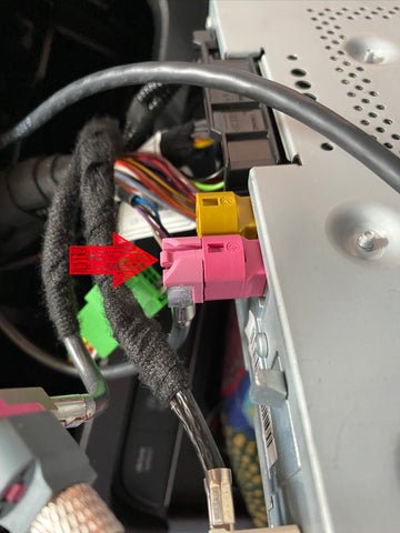 Das andere Ende des CarPlay LVDS-Kabels wird wieder an die LVDS-Schnittstelle des Original-Autoradios angeschlossen.