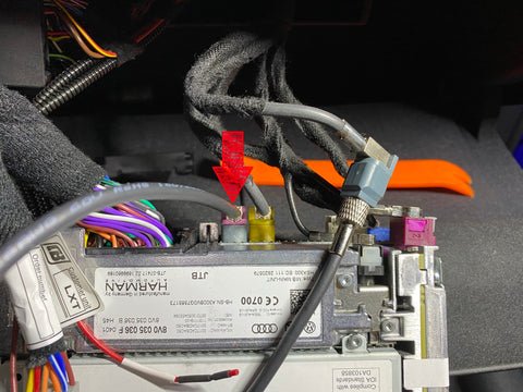 Stecken Sie das andere Ende des CarPlay LVDS-Kabels wieder in die LVDS-Buchse des MMI-Radios.