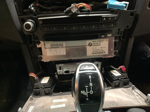 BMW 5er CIC Ausbau – Headunit herausziehen