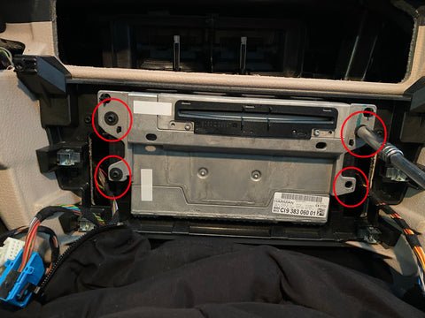 Lösen der Torx T20 Schrauben des Autoradios