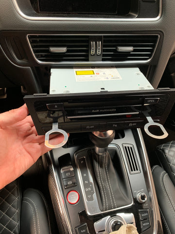 Detailaufnahme der Audi Radio-Ausziehschlüssel bei der CarPlay Installation