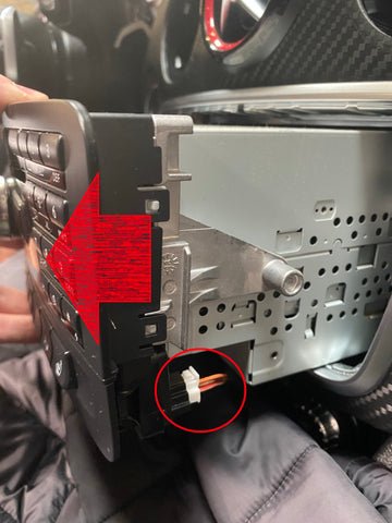 Den seitlichen Stecker des Radios abziehen.