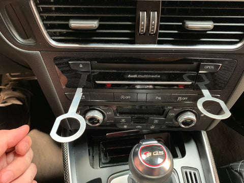 Audi Q5 MMI Radio mit Ausziehschlüsseln entfernen – Vorbereitung CarPlay Nachrüstung