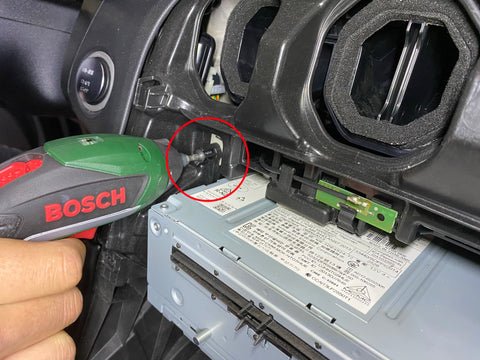 Mercedes GLC Schrauben am Radio