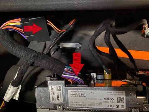 Stecken Sie das andere Ende des CarPlay-Stromkabels wieder in die Strombuchse des MMI-Radios.