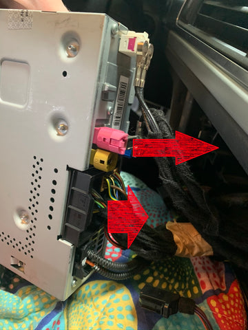 Audi A6 MMI-Rückseite mit LVDS- und Quadlock-Stecker