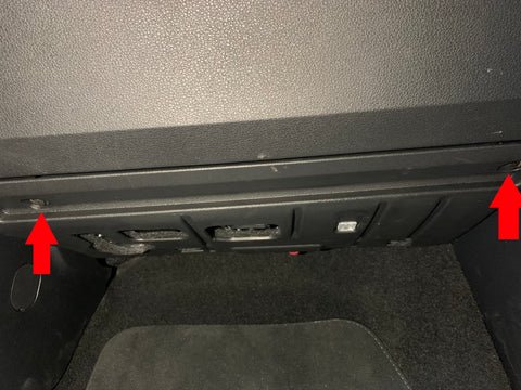 Untere Schrauben des Handschuhfachs entfernen