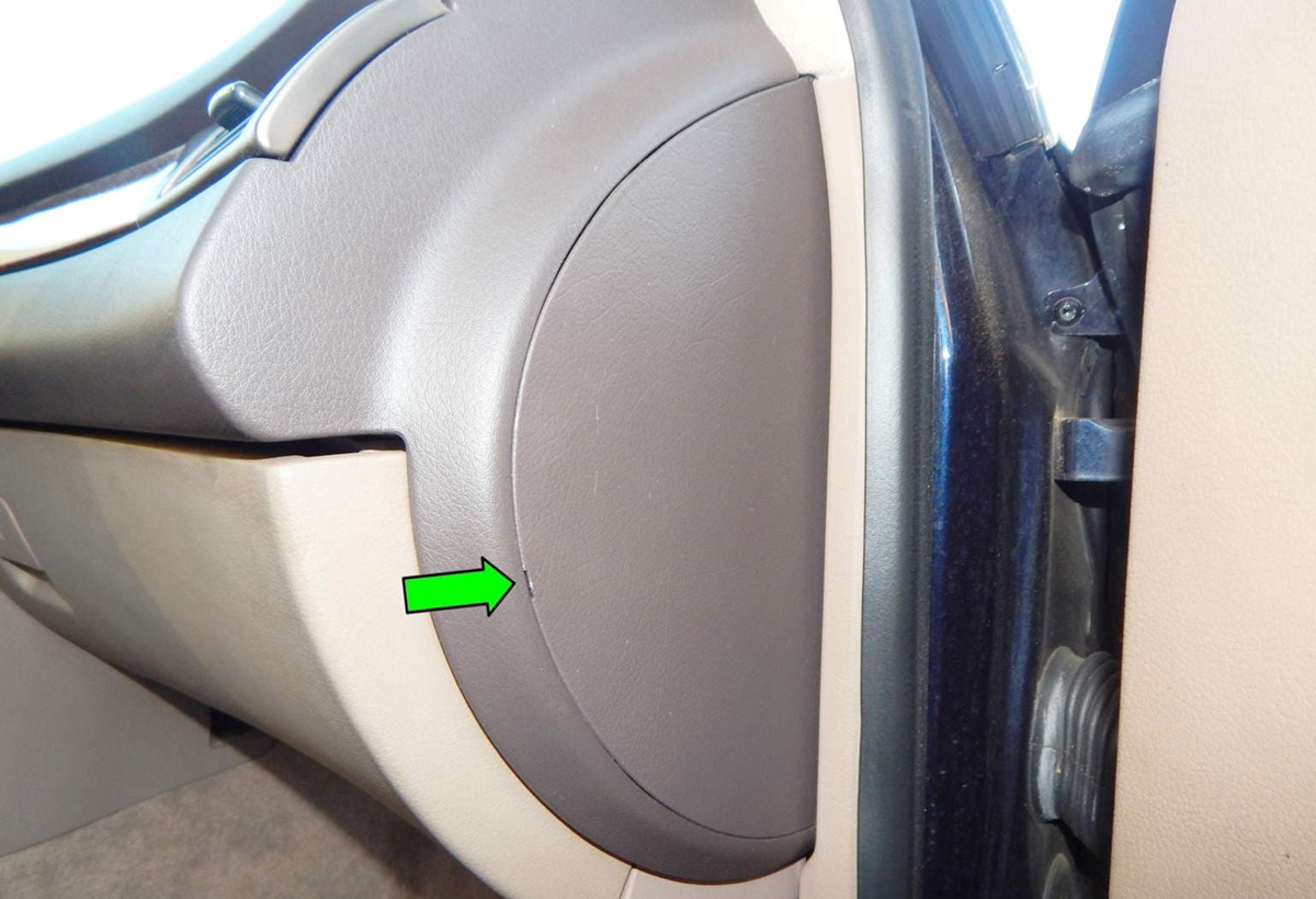 Seitliche Schraube des Audi A6 Handschuhfachs mit 8-mm-Steckschlüssel entfernen