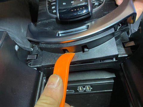 Mercedes GLC Armaturenblende lösen