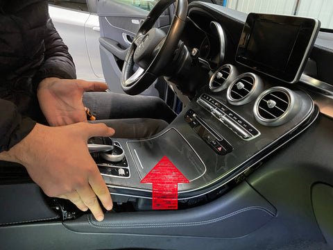 Mercedes GLC Armaturenbrettteil lösen