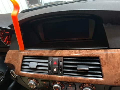 BMW 5er CIC Ausbau – Steckverbindung Lüftungsdüse trennen