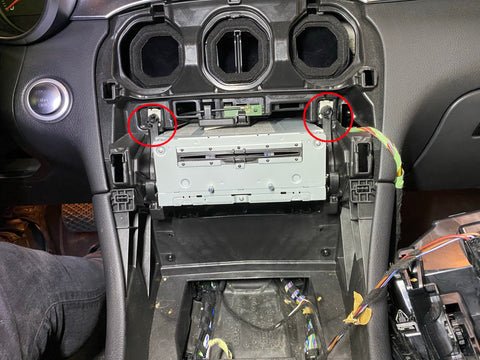 Mercedes GLC Radioschrauben lösen