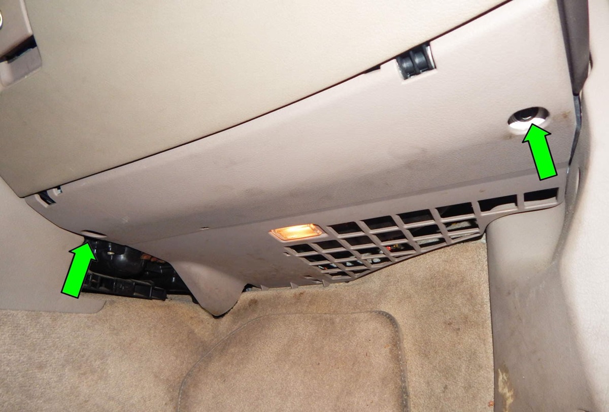 Stecker der Handschuhfachbeleuchtung im Audi A6 wird getrennt