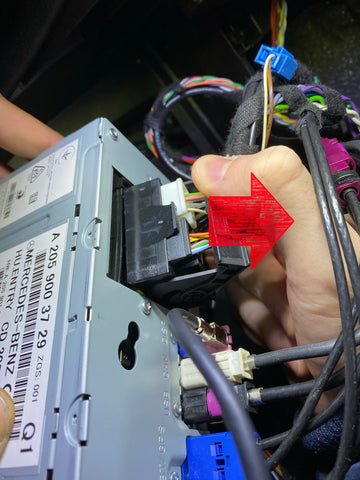 Originalen Quadlock-Stecker vom Radio lösen.