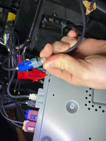 Originalen DISP-Stecker mit dem Modul verbinden.