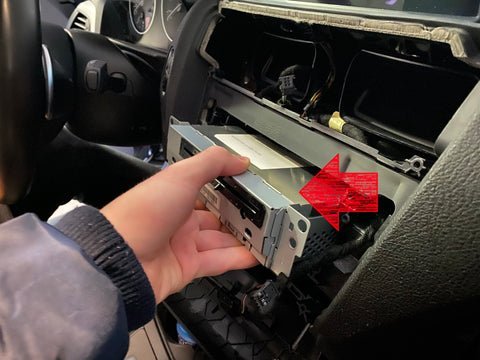 拆装宝马f20汽车收音机